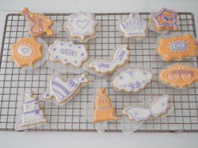 用厚一点的糖霜画线条就好啦，可以根据自己的需要画出各种想要的图案。