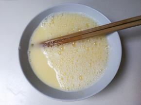 放入两倍的温白开水搅打均匀