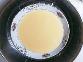 过滤两遍，放入烧开的蒸锅蒸八分钟