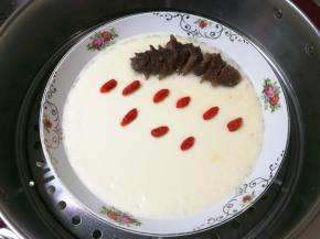 海参，枸杞放入盘中，再蒸两分钟，焖三分钟