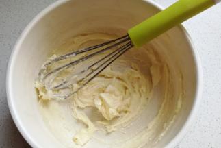 黄油室温软化，然后加入糖粉用手抽搅打至蓬松发白状态。