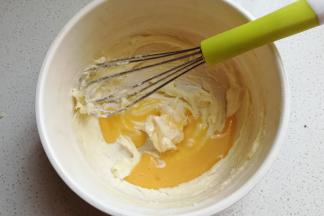 蛋液分三次加入黄油中搅打混合均匀。（每次都要完全混合均匀后再加入蛋液继续搅打）