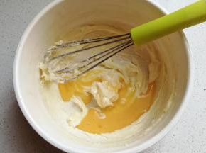蛋液分三次加入黄油中搅打混合均匀。（每次都要完全混合均匀后再加入蛋液继续搅打）