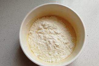 搅打完成后，再加入先前过筛好的面粉类。