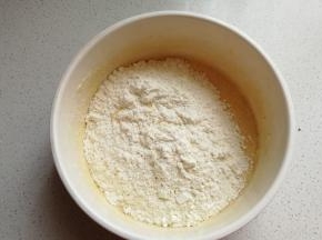 搅打完成后，再加入先前过筛好的面粉类。