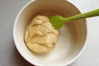 再用搅拌刀翻拌成团，翻拌至无干粉状态即可。