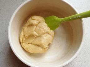 再用搅拌刀翻拌成团，翻拌至无干粉状态即可。