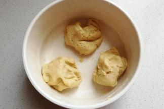 把翻拌好的面团分成均匀的三份。