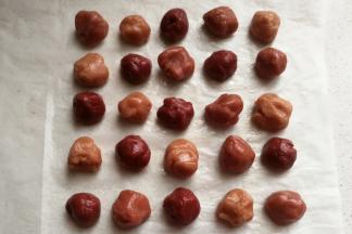 再把每个颜色的面团分成均匀的小剂子，如图把三种颜色的小剂子错开着摆放在油纸上。