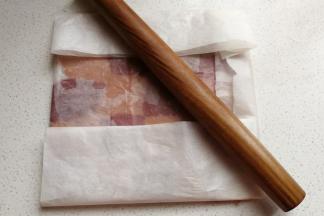 再把油纸对折过来，用擀面杖把这些小剂子擀成方形的面片，然后放入冰箱冷藏或冷冻使面皮变硬。（冷藏时间长些，冷冻时间短些，自己灵活选择）