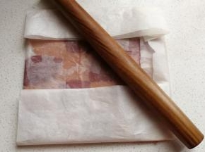 再把油纸对折过来，用擀面杖把这些小剂子擀成方形的面片，然后放入冰箱冷藏或冷冻使面皮变硬。（冷藏时间长些，冷冻时间短些，自己灵活选择）