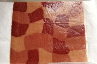 面皮冻硬后从冰箱取出，揭开覆盖的油纸。