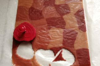 再用爱心饼干模具刻出饼干胚。