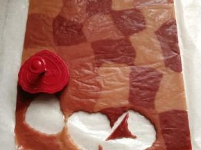 再用爱心饼干模具刻出饼干胚。