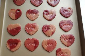 刻好后摆入不粘烤盘，喜欢的可以用吸管在饼干胚上刻出小圆孔，然后放入预热好的烤箱，中层上下火170-180度烤约15分钟左右。