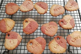 烤好的饼干出炉晾凉，最后融化一点巧克力，把“LOVE”字母用巧克力填充一下即可。