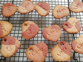 烤好的饼干出炉晾凉，最后融化一点巧克力，把“LOVE”字母用巧克力填充一下即可。