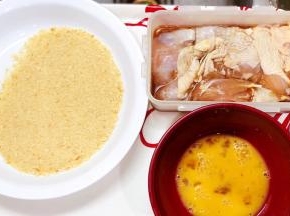 准备一个鸡蛋和面包糠