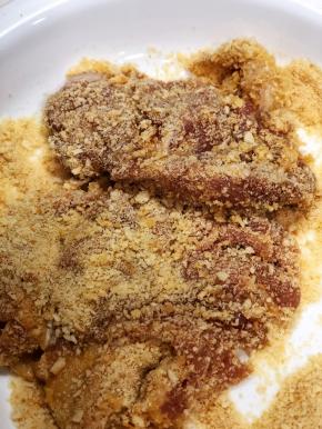 然后两面粘满面包糠。