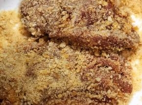 然后两面粘满面包糠。
