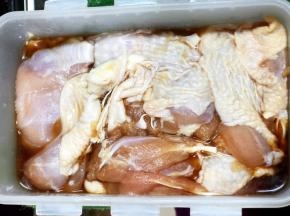 鸡腿洗净拆去骨头，加入蒜泥、酱油、蚝油、糖腌制2小时
