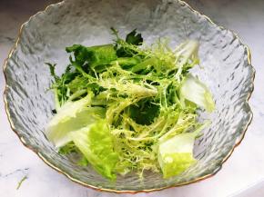 然后将蔬菜清洗干净，并沥干水分，接着将生菜撕成小片，苦菊折成小段放入玻璃碗里备用。