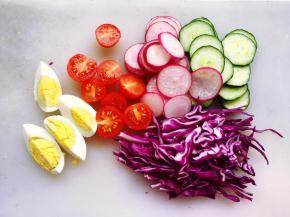 将紫甘蓝切细丝，樱桃萝卜去蒂后切成片，圣女果去蒂后切成两半，黄瓜切圆片，水煮蛋切成四半。