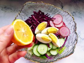 柠檬用水果刀一分为二，挤出柠檬汁，直接淋在蔬菜上。