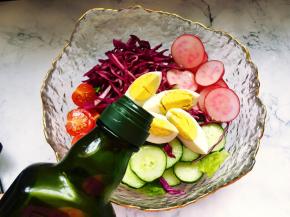 倒入少许橄榄油。