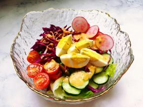 最后淋上千岛沙拉酱，用筷子搅拌均匀，就可以开吃了。