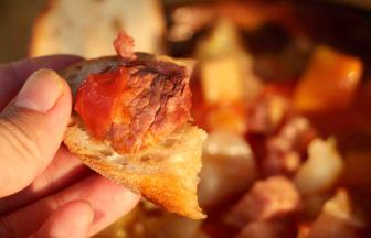 传统法棍切片，软润的面包和酥软的牛肉。
拍这张照片前后，我吃几口，那份满足全在照片里了。