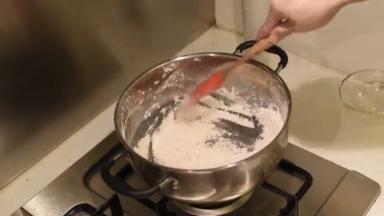 7. 不粘锅炒几汤勺的面粉至微黄，倒入汤中搅拌避免结块，再次煮开即可关火完成。