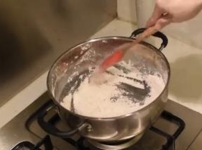 7. 不粘锅炒几汤勺的面粉至微黄，倒入汤中搅拌避免结块，再次煮开即可关火完成。