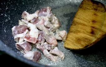 1. 老上海罗宋汤里的牛肉最好用牛胸肉，煸炒，在煸炒中加入香料（本地也有用过水法的，二者皆可）