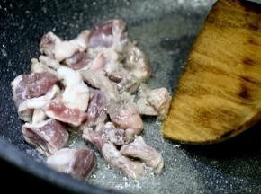 1. 老上海罗宋汤里的牛肉最好用牛胸肉，煸炒，在煸炒中加入香料（本地也有用过水法的，二者皆可）