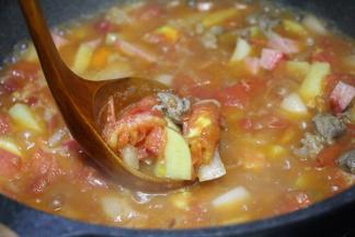 6. 把料都换到炖锅,加热水煮沸后撇去浮沫,转小火炖至牛肉酥软。