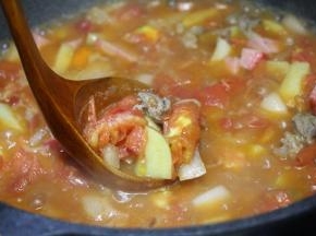 6. 把料都换到炖锅,加热水煮沸后撇去浮沫,转小火炖至牛肉酥软。
