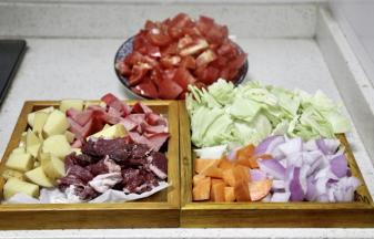 2. 所以材料切块，牛胸肉一定要切骰子块，吃起来过瘾。