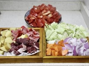 2. 所以材料切块，牛胸肉一定要切骰子块，吃起来过瘾。