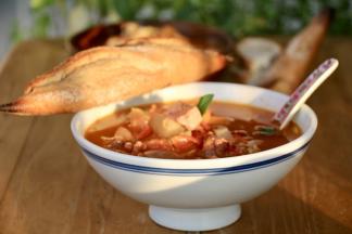 8. 罗宋汤香气十足，酸酸的口感，很开胃，配上一根含黑麦的迷你传统法棍 ，香。
一人，一碗，一根面包，合适。