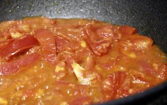 4. 洋葱，番茄酱要煸炒出香味（可以加入牛骨汤），加香肠，卷心菜，胡萝卜，牛胸肉