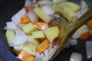 5. 盛出番茄在锅中加入一点水和油炒其他蔬菜，2-3分钟有香味即可。