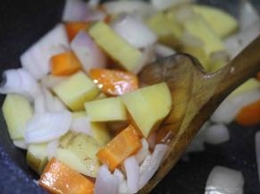 5. 盛出番茄在锅中加入一点水和油炒其他蔬菜，2-3分钟有香味即可。