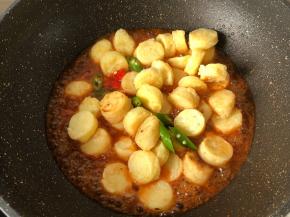 浓稠时把煎好的豆腐和青红椒放进去