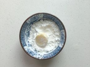 豆腐蘸满淀粉