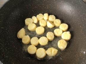 锅放油烧热放进锅里煎至微黄装盘备用