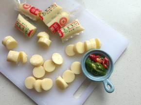 日本豆腐从中间一分为二切开分别切段、青红椒斜切