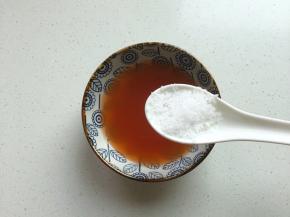 先调茄汁酱汁：2勺番茄酱半碗清水加半汤匙白糖