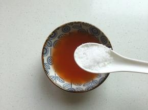 先调茄汁酱汁：2勺番茄酱半碗清水加半汤匙白糖