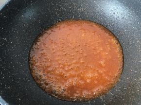 把提前调好的茄汁酱汁放进去烧煮开